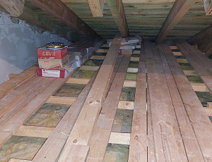 Zateplení trámového stropu rodinného domu pomocí foukané izolace